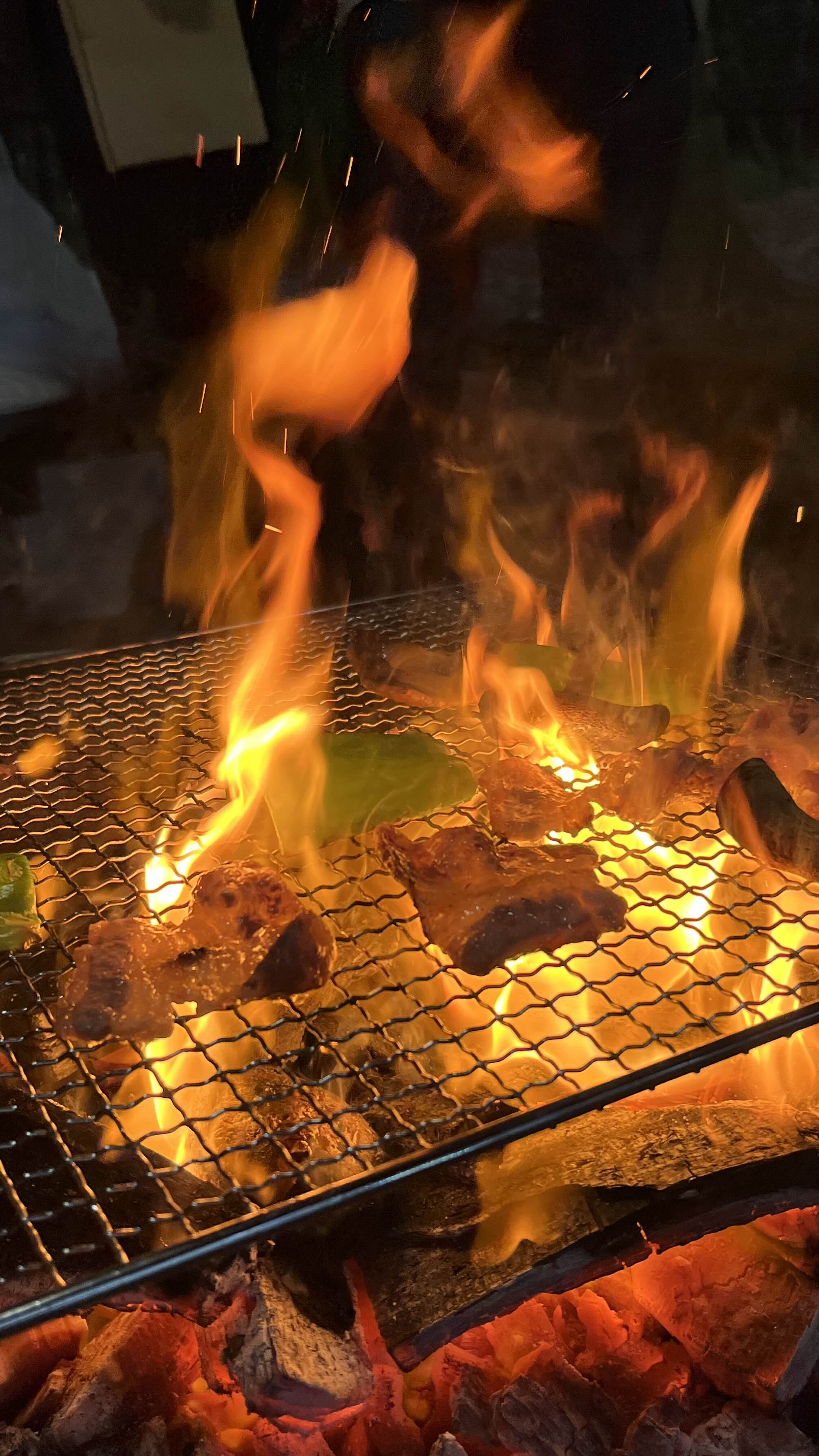 肉が焼けている写真
